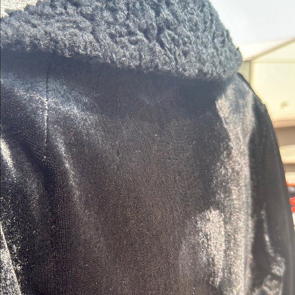Elegant Black ladies size 6 to 8 curly lamb vintage coat. - Picture 7 of 15
